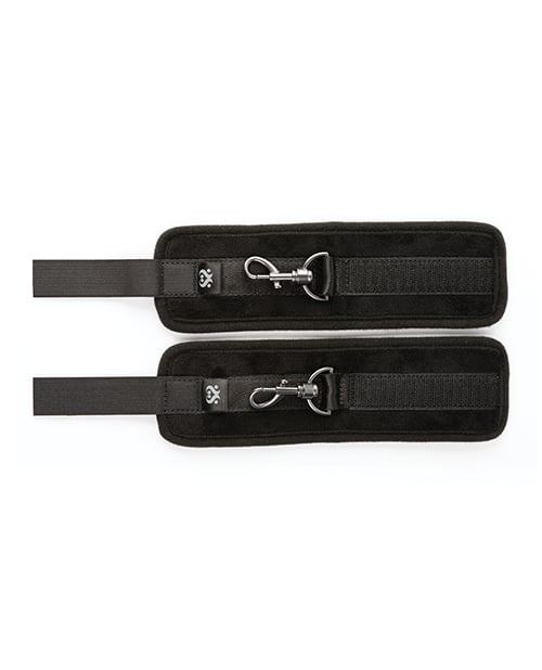 Sei Mio - Sensually Secured Velvet Handcuffs (Black) - Black